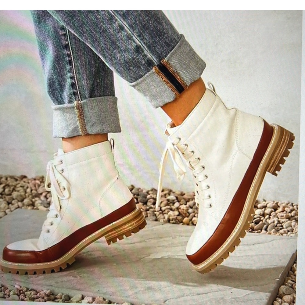 Oasis Society beige boots. Size 9 NWT